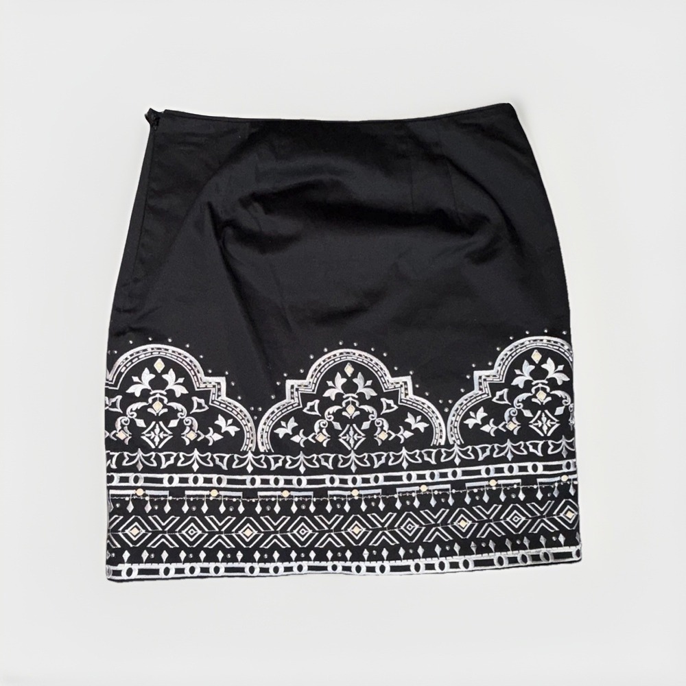 White House Black Market Embroidered Pencil Skirt New with Tags Size 2 Lined